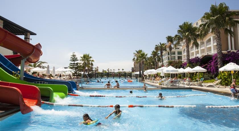 استخر هتل ورا میر ریزورت