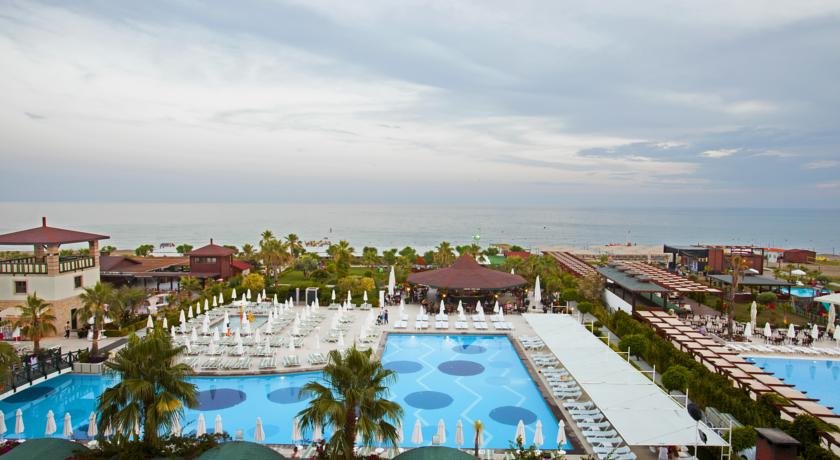 استخر هتل ورا میر ریزورت