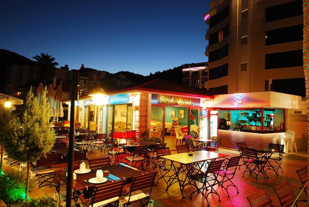 رستوران  هتل گلدن راک بیچ مارماریس