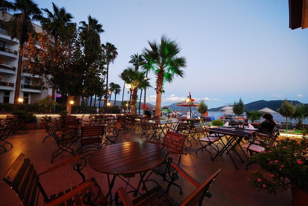 رستوران  هتل گلدن راک بیچ مارماریس