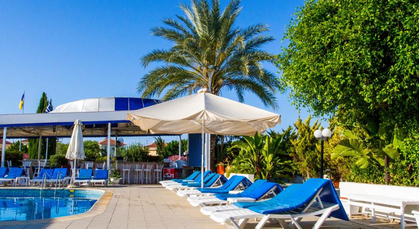 استخر هتل ماریندی لارناکا