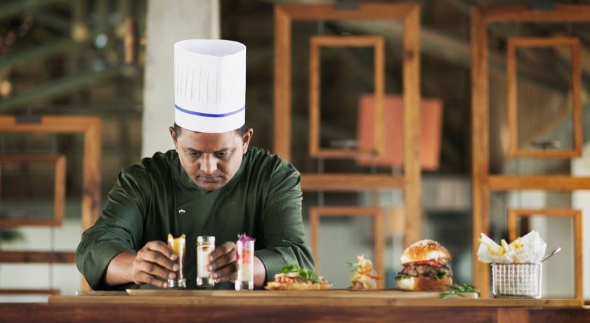 رستوران هتل راونالا اتیتیود موریس