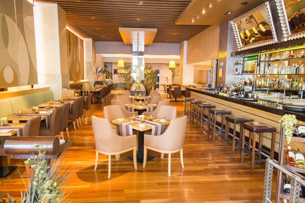 رستوران هتل هالیدی این سیسلی استانبول