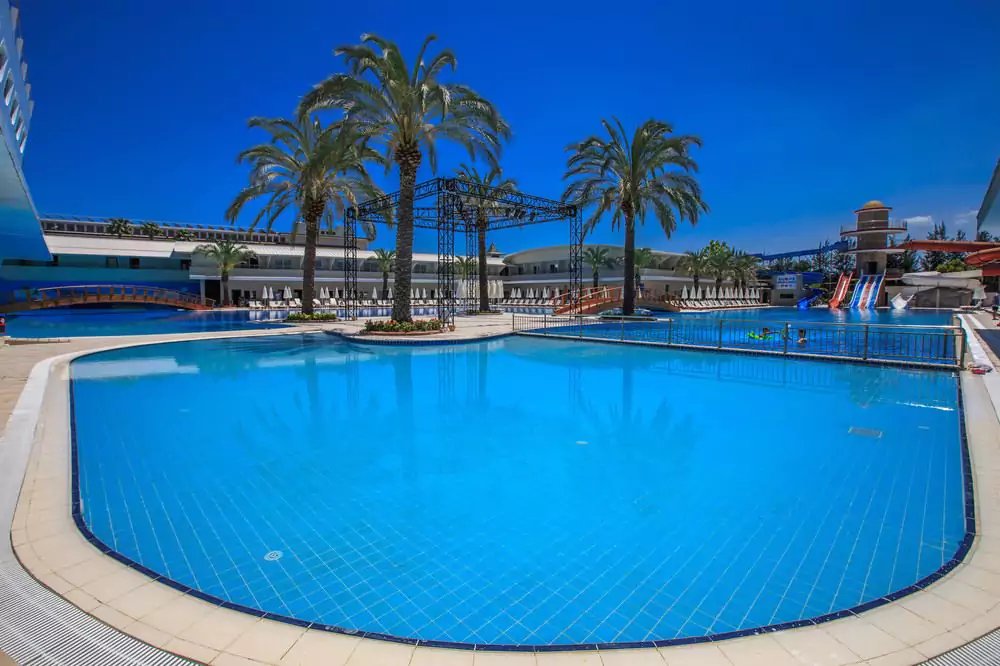 استخر هتل ترنساتلانتیک آنتالیا استخر هتل ترنساتلانتیک آنتالیا