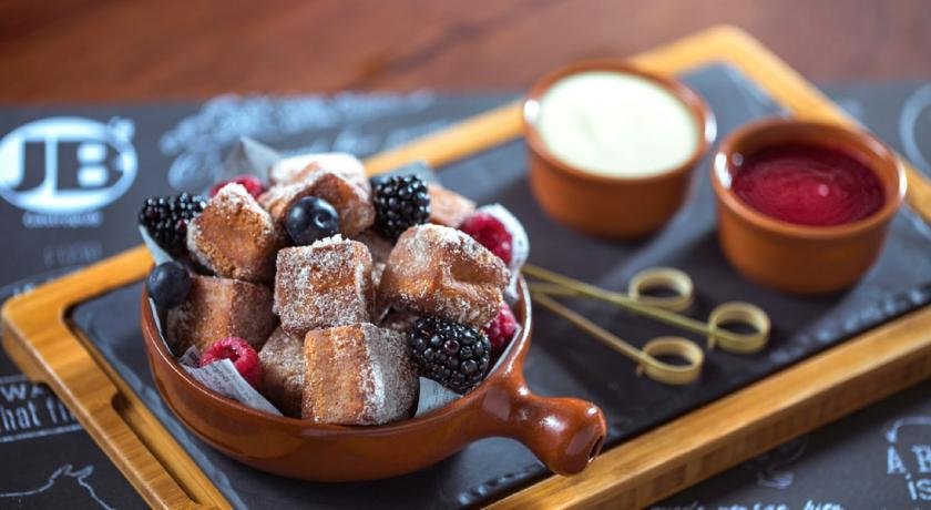 رستوران هتل امواج روتانا دبی امارات متحده ی عربی رستوران هتل امواج روتانا دبی امارات متحده ی عربی