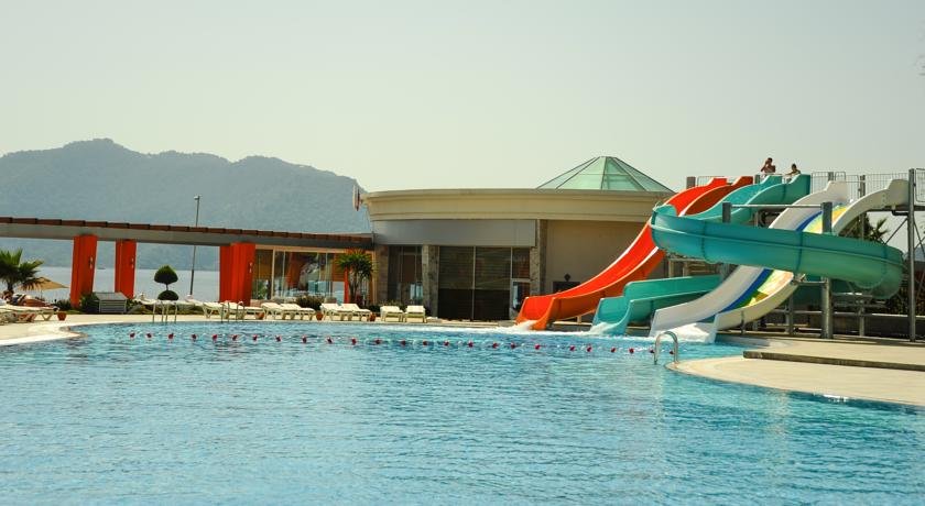 استخر هتل گرین نیچر دیاموند