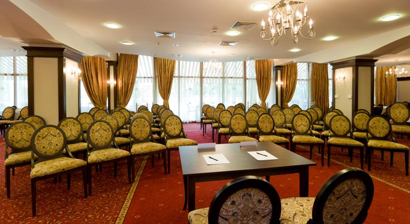 رستوران هتل هیلتون گلدن سندز