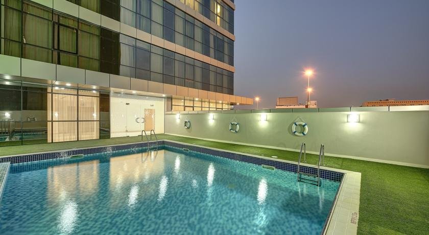 استخر هتل رویال کنتیننتال