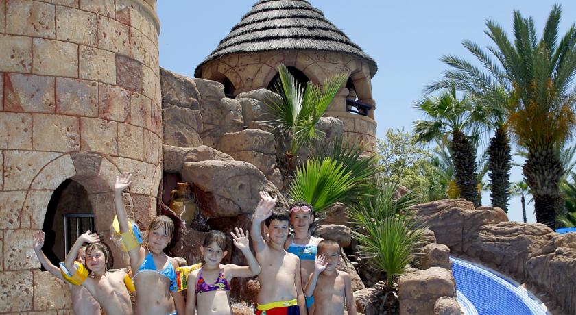 استخر هتل لوردوس بیچ لارناکا