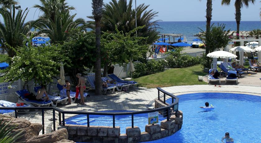 استخر هتل لوردوس بیچ لارناکا