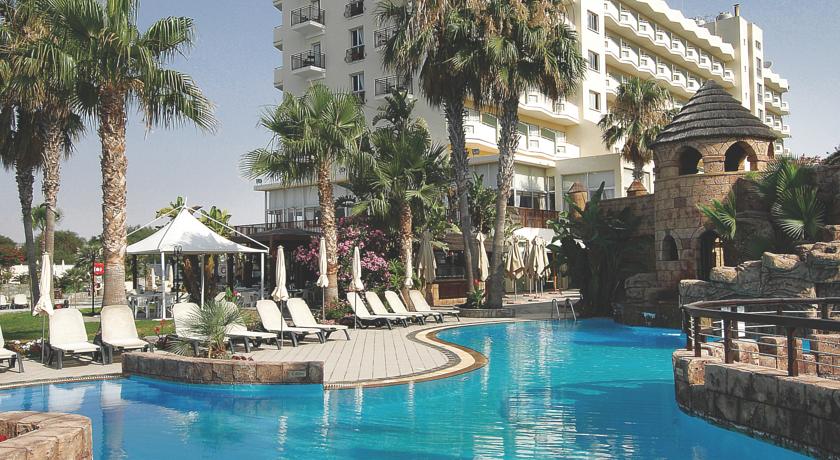 استخر هتل لوردوس بیچ لارناکا