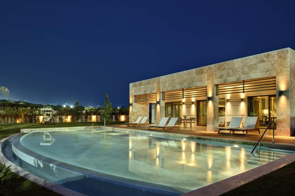 استخر هتل رگنوم کاریا گلف استخر هتل رگنوم کاریا گلف