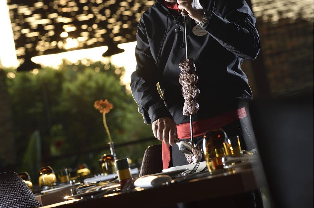 رستوران هتل رگنوم کاریا گلف رستوران هتل رگنوم کاریا گلف