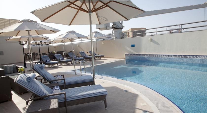 استخر هتل گرند اکسلسیور دبی