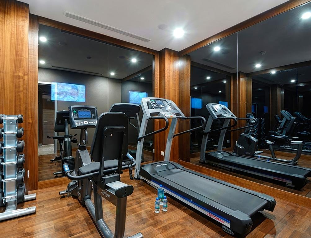 سالن بدنسازی هتل رگنوم کاریا گلف سالن بدنسازی هتل رگنوم کاریا گلف