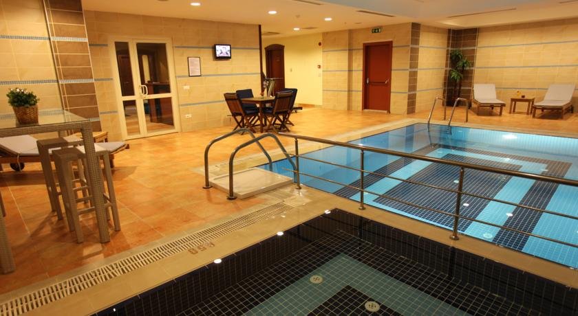 استخر هتل گلدن پارک استانبول