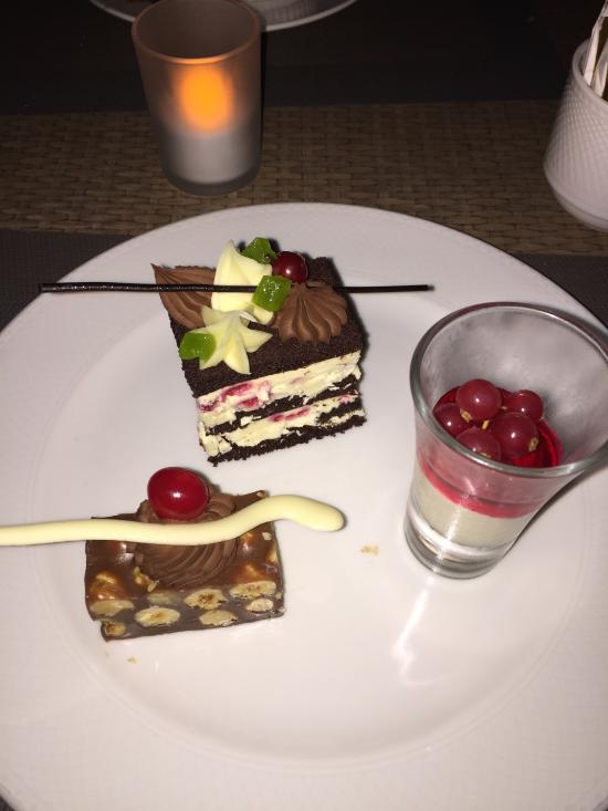 رستوران هتل مریت کریستال کاو کایرنیا