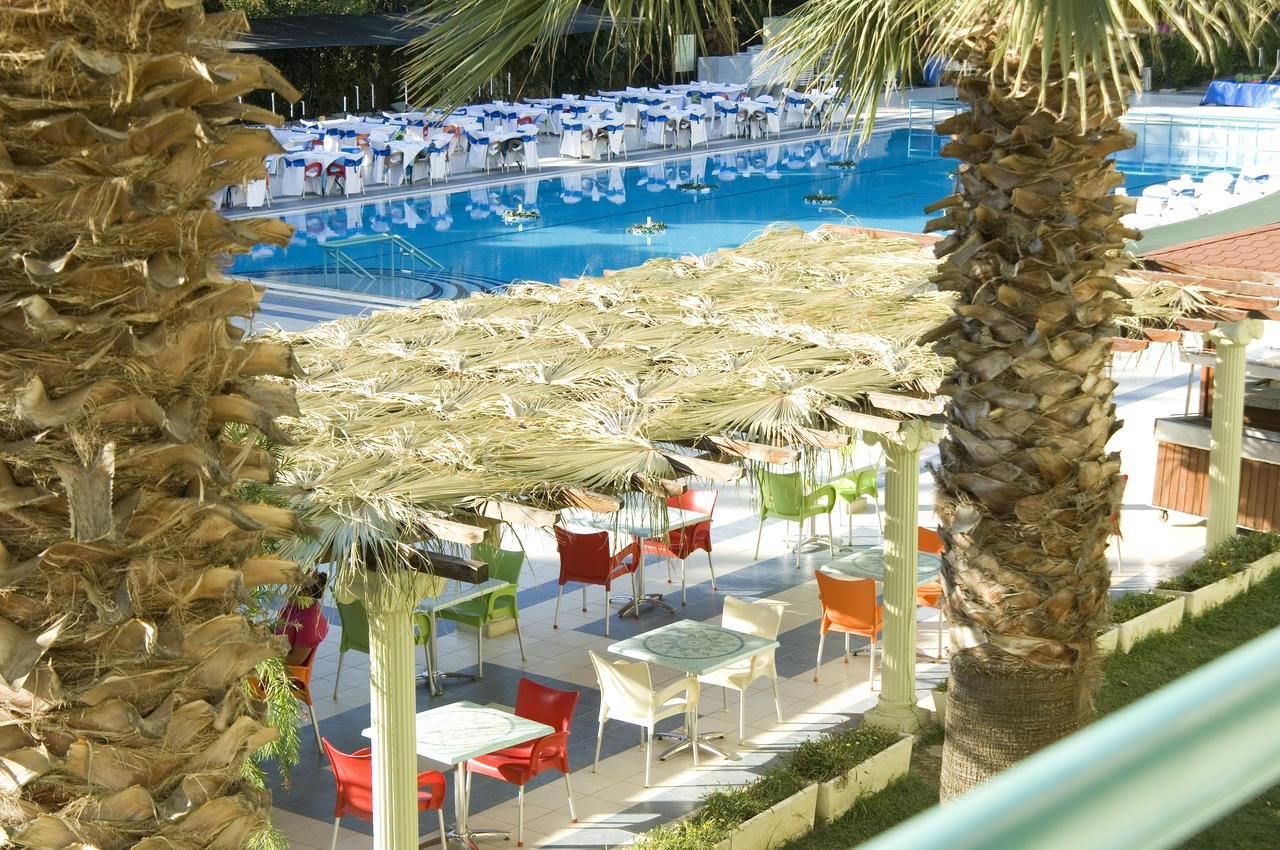 استخر هتل لوانا سانتا ماریا